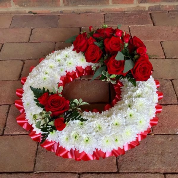 lg 20159169 red white massed wreath